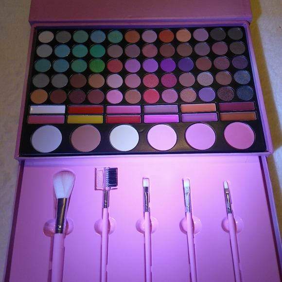 Makeup set - Picture 4 of 8